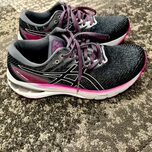 Women’s Asic tennis shoes